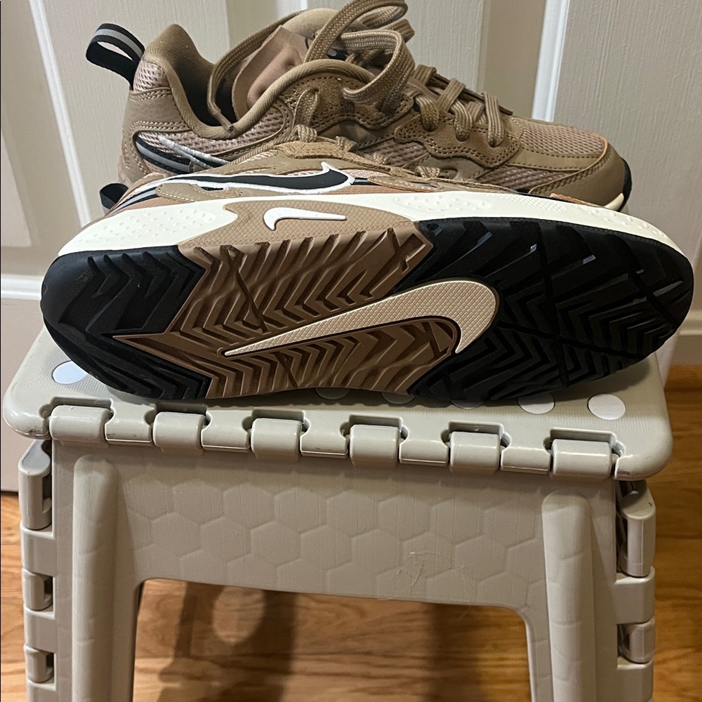 NWOT Nike Tan and Black Athletic Shoes Size 7 Women’s - Picture 2 of 5